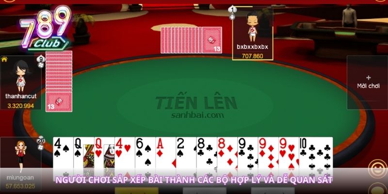 Người chơi sắp xếp bài thành các bộ hợp lý và dễ quan sát